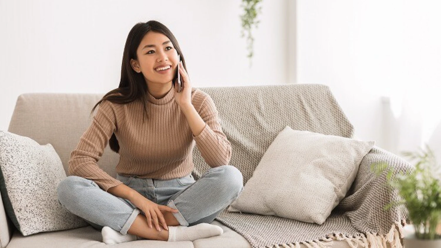 スマートフォンで電話をする女性