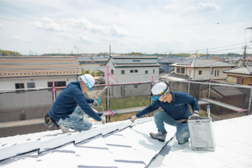 屋根塗装中の2名の作業員